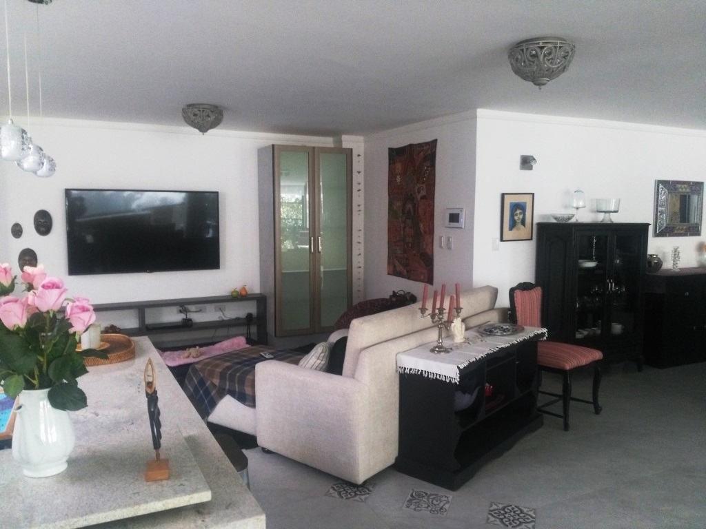 Sala con sofá, televisor y mesa de centro.