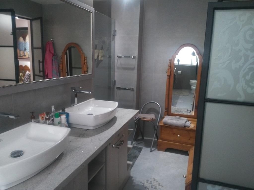 Baño con ducha y lavamanos.