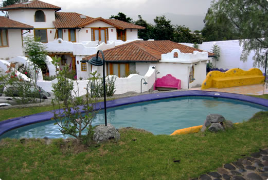 Casas blancas y piscina exterior en Tumbaco