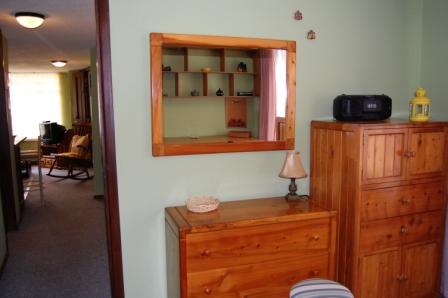 Dormitorio con cómoda y espejo.