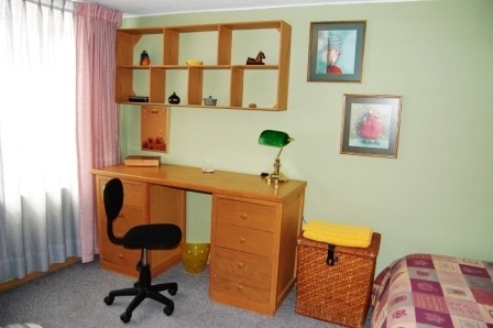 Escritorio de trabajo junto a una ventana.
