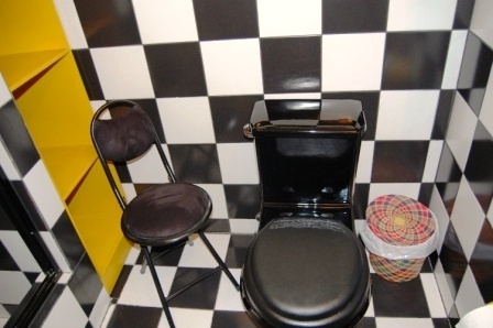 Área de escritorio con pared decorativa.